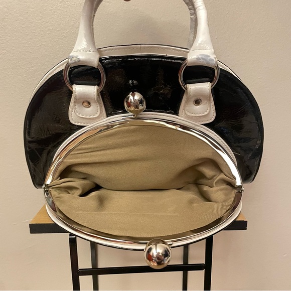 Vintage Y2K Faux Patent Leather Black & White Handbag w Oversized Toggle Pocket - Picture 4 of 16